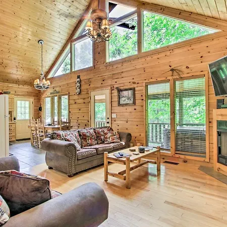 Cabin With Hot Tub And Deck About 12 Mi To Pigeon Forge!
